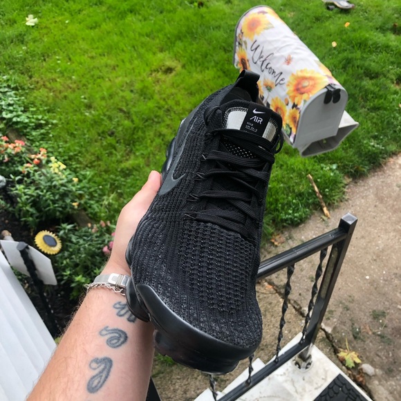 Mens Nike Air Vapormax Flyknit 3 Triple Black size 9.5 - Picture 2 of 12